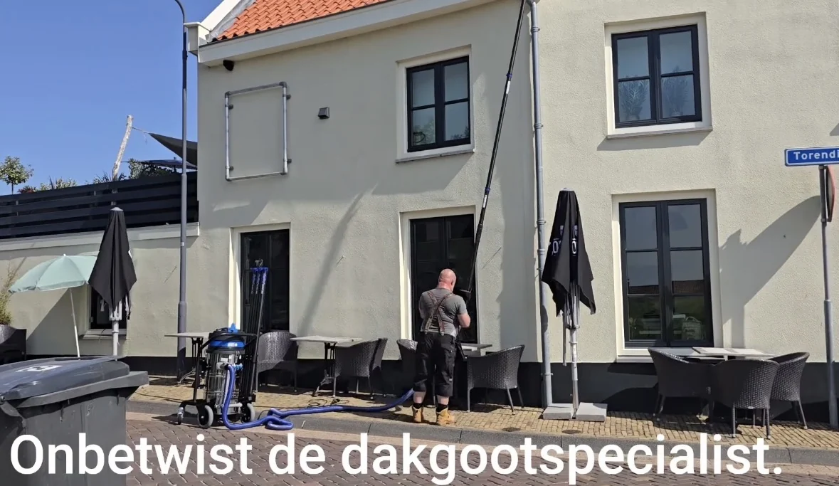 Dakgootreiniging bij horecapand met professioneel zuigsysteem